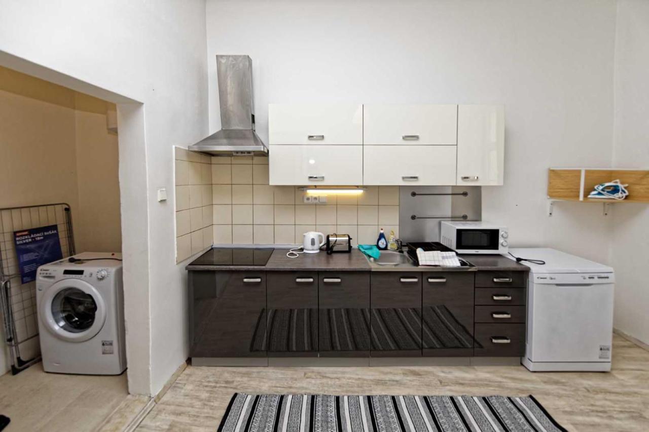 Peter'S Tower Apartments Praag Buitenkant foto