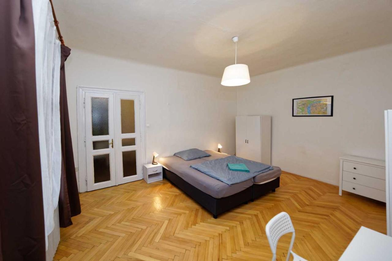 Peter'S Tower Apartments Praag Buitenkant foto