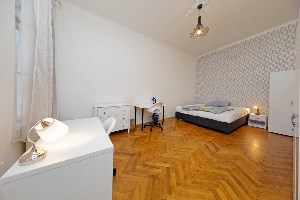 Peter'S Tower Apartments Praag Buitenkant foto